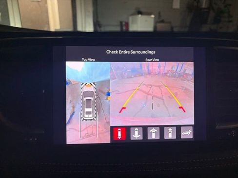 Used 2025 Chrysler Pacifica Select image 13