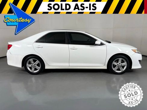 Used 2014 Toyota Camry SE w/ Moonroof Package FWD image 9