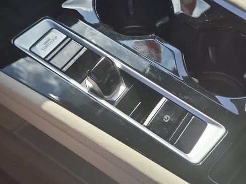 Used 2025 Volkswagen Atlas SE FWD image 19
