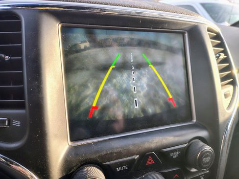 Used 2018 Jeep Grand Cherokee Altitude image 3