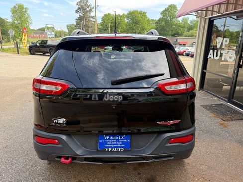 Used 2017 Jeep Cherokee Trailhawk AWD/4WD image 5