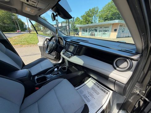 Used 2018 Toyota RAV4 XLE AWD/4WD image 12