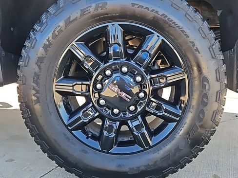 Used 2024 GMC Sierra 2500 AT4 image 9