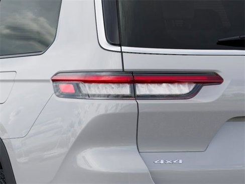 New 2025 Jeep Grand Cherokee L Laredo image 9