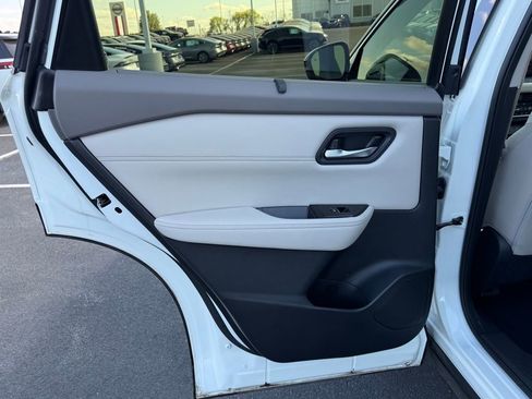 Used 2025 Nissan Rogue SL w/ Tech Package AWD/4WD image 17