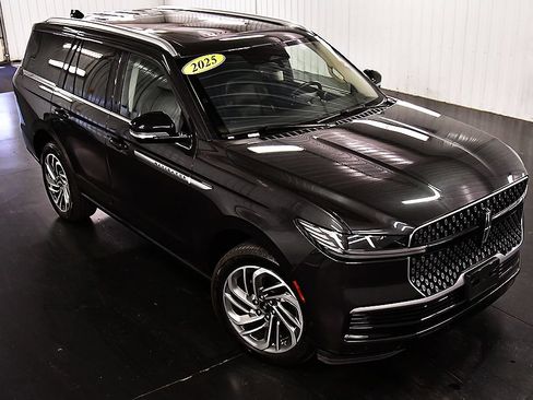 Used 2025 Lincoln Navigator Reserve AWD/4WD image 11