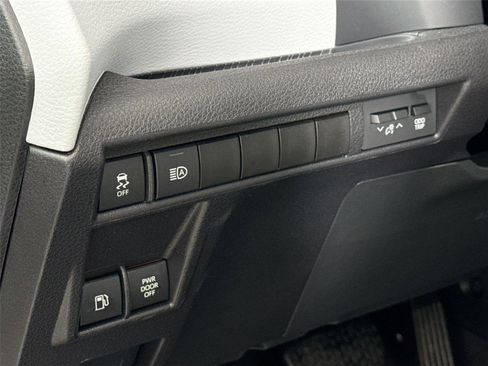 Used 2025 Toyota Sienna LE image 15