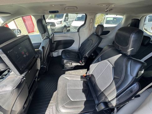 Used 2017 Chrysler Pacifica Touring-L Plus w/ Advanced Safetytec Group FWD image 17