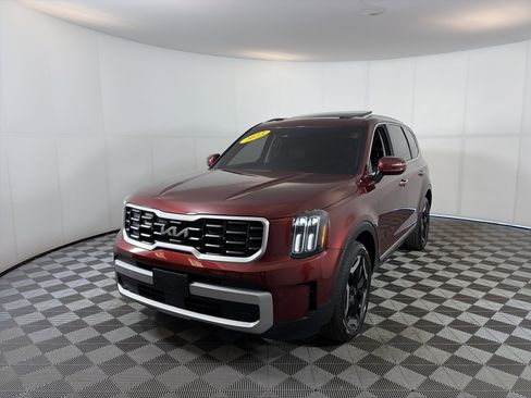 Certified 2023 Kia Telluride S w/ S Sunroof Package image 2