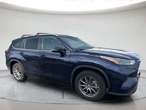 Used 2021 Toyota Highlander XLE AWD/4WD image 2