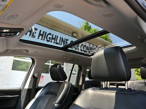 Used 2023 Jeep Grand Cherokee 4WD 4xe image 3
