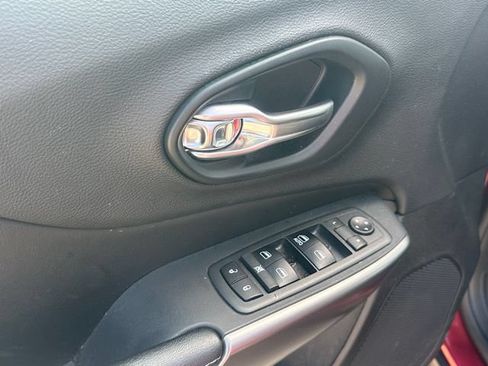 Used 2019 Jeep Cherokee Latitude w/ Cold Weather Group AWD/4WD image 15