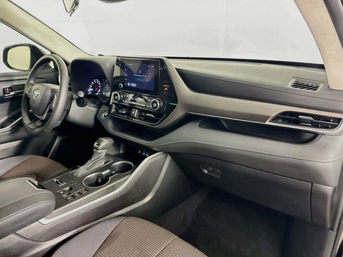 Used 2024 Toyota Highlander LE FWD image 36