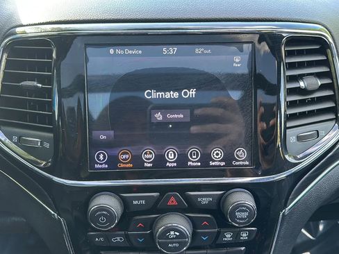 Used 2020 Jeep Grand Cherokee Limited w/ Luxury Group II image 32