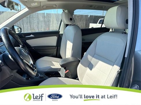Used 2018 Volkswagen Tiguan SE w/ Panoramic Sunroof Package image 17