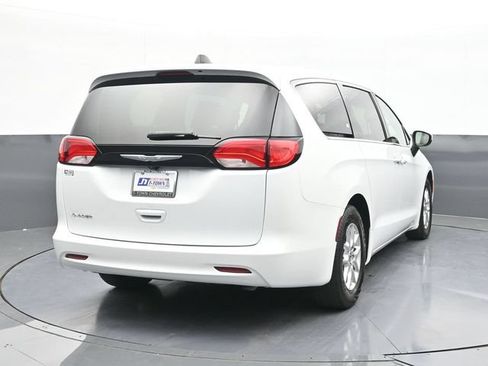 Used 2022 Chrysler Voyager LX FWD image 12