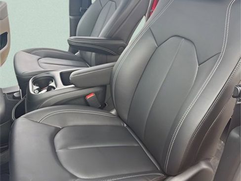 Used 2026 Chrysler Pacifica Select image 19