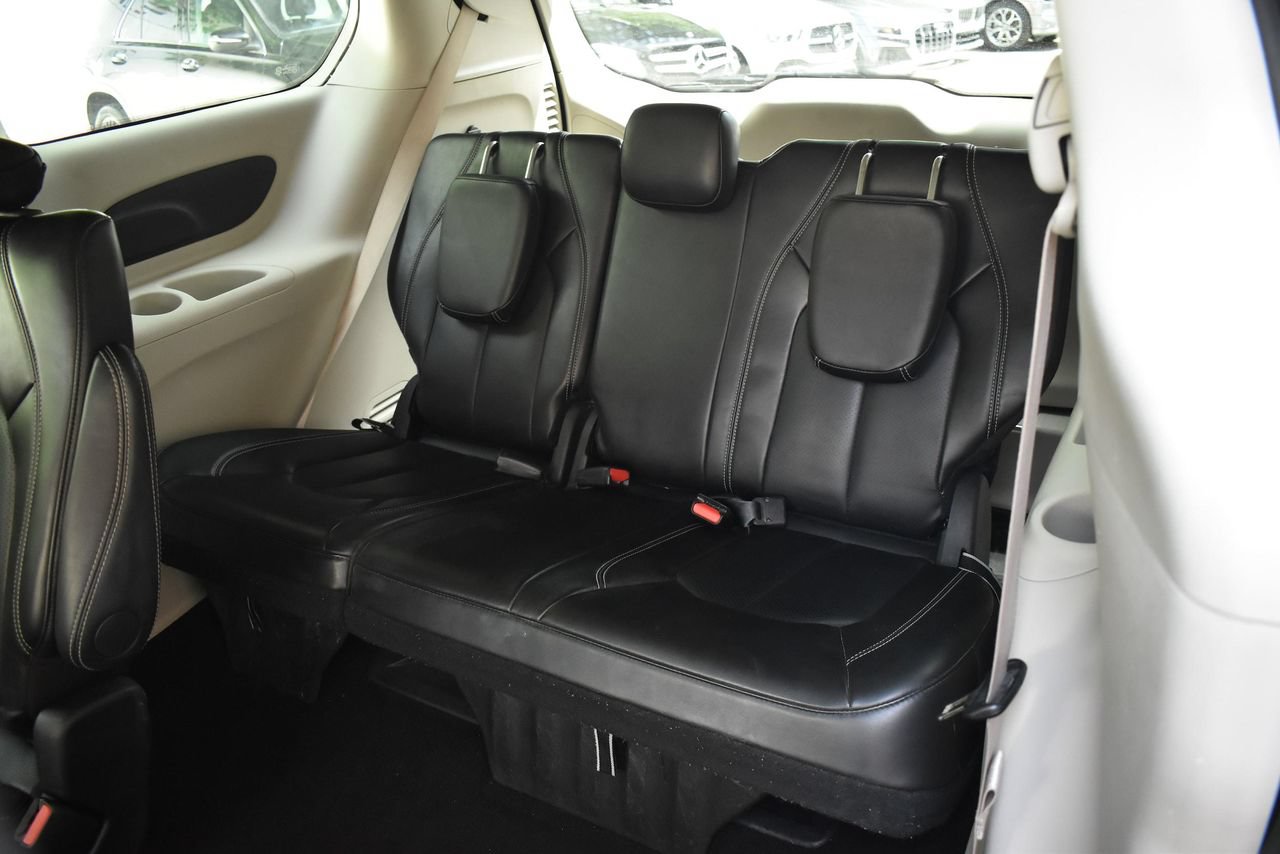 Used 2024 Chrysler Pacifica Touring-L FWD image 19