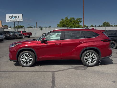 Used 2025 Toyota Highlander Platinum AWD/4WD image 4