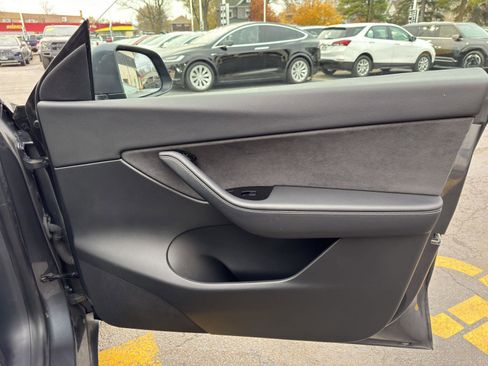 Used 2020 Tesla Model Y Long Range image 37