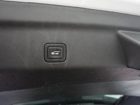 Used 2024 GMC Yukon XL Denali image 18