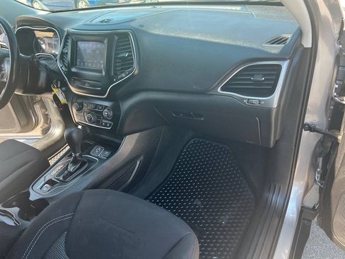 Used 2019 Jeep Cherokee Latitude w/ Cold Weather Group FWD image 5