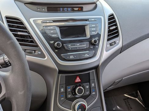 Used 2015 Hyundai Elantra SE FWD image 13