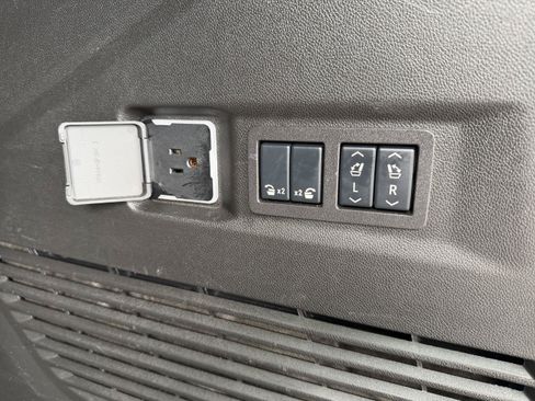 Used 2025 GMC Yukon Denali AWD/4WD image 20