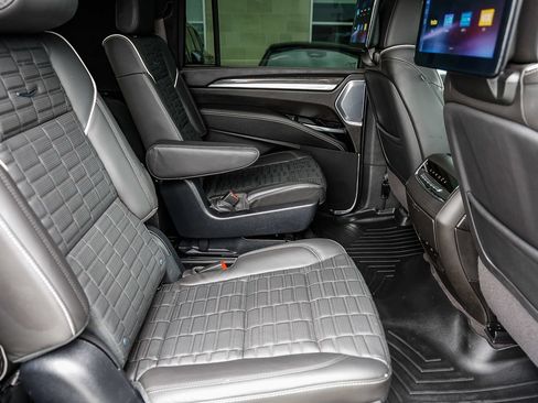 Used 2025 Cadillac Escalade ESV V AWD/4WD image 18