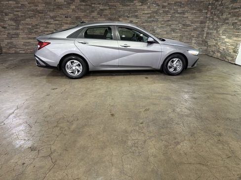 Used 2024 Hyundai Elantra SE image 10