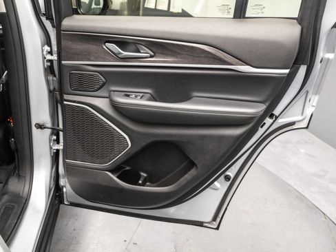 Used 2022 Jeep Grand Cherokee Limited image 38