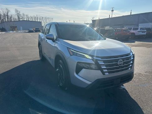 Used 2024 Nissan Rogue SV image 3
