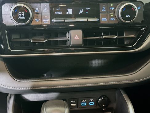Used 2022 Toyota Highlander XLE FWD image 23