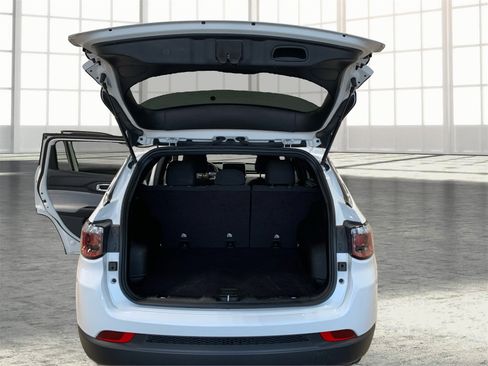 Used 2024 Jeep Compass Sport image 11