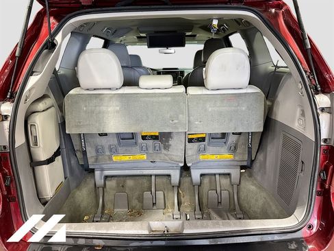 Used 2014 Toyota Sienna XLE w/ Entertainment Package image 28