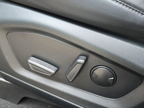 Used 2022 Ford Explorer XLT w/ Equipment Group 202A image 12