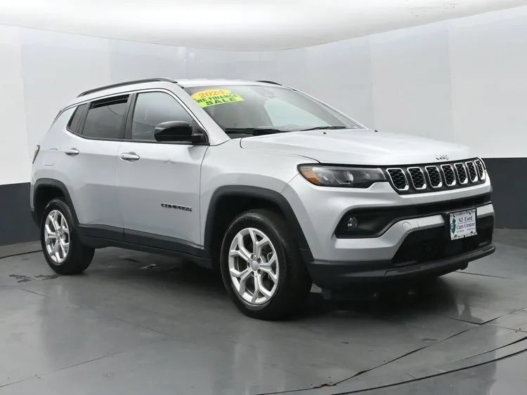 Used 2024 Jeep Compass Latitude AWD/4WD image 2