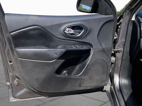 Used 2019 Jeep Cherokee Latitude Plus FWD image 21
