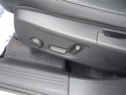 Used 2025 Volvo XC40 B5 Core image 17