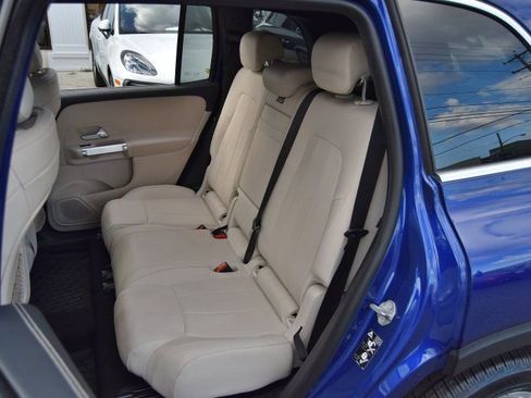 Used 2021 Mercedes-Benz GLB 250 4MATIC w/ Premium Package image 33