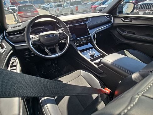 Certified 2025 Jeep Grand Cherokee Altitude image 17