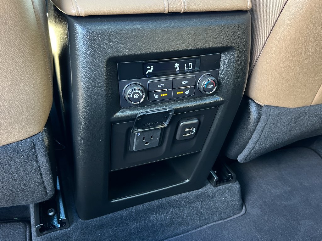 Used 2023 Chevrolet Traverse Premier FWD image 19