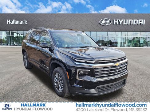 Used 2025 Chevrolet Traverse LT image 1