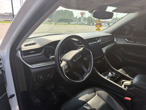 Used 2022 Jeep Grand Cherokee L Limited AWD/4WD image 4
