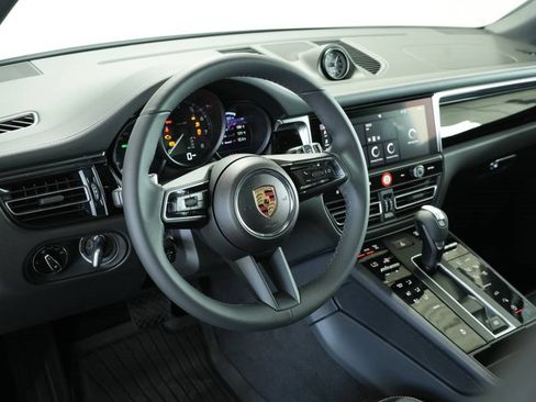 New 2025 Porsche Macan image 4