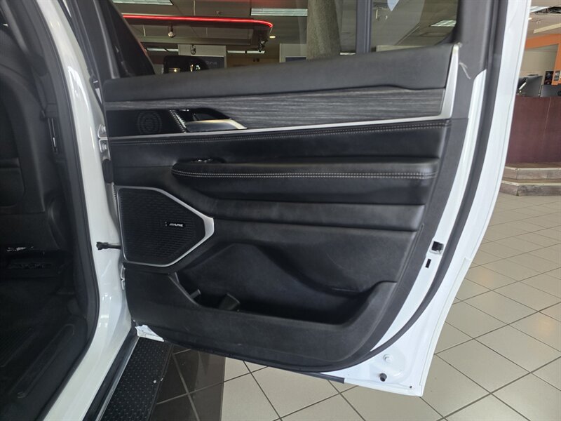 Used 2023 Jeep Wagoneer L Series III RWD image 17