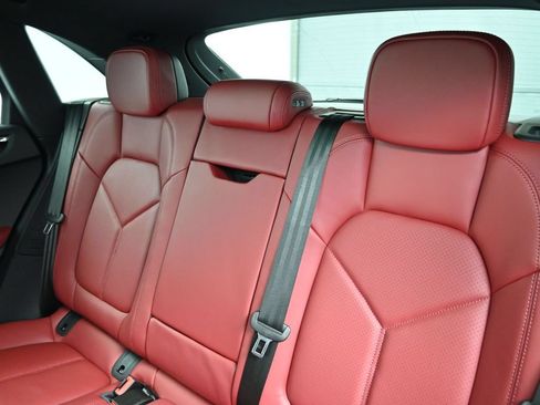 Certified 2026 Porsche Macan Turbo AWD/4WD image 6