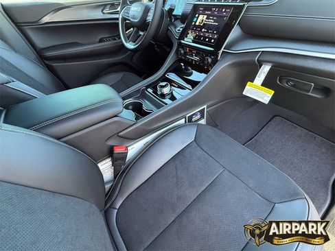 New 2025 Jeep Grand Cherokee Altitude image 22