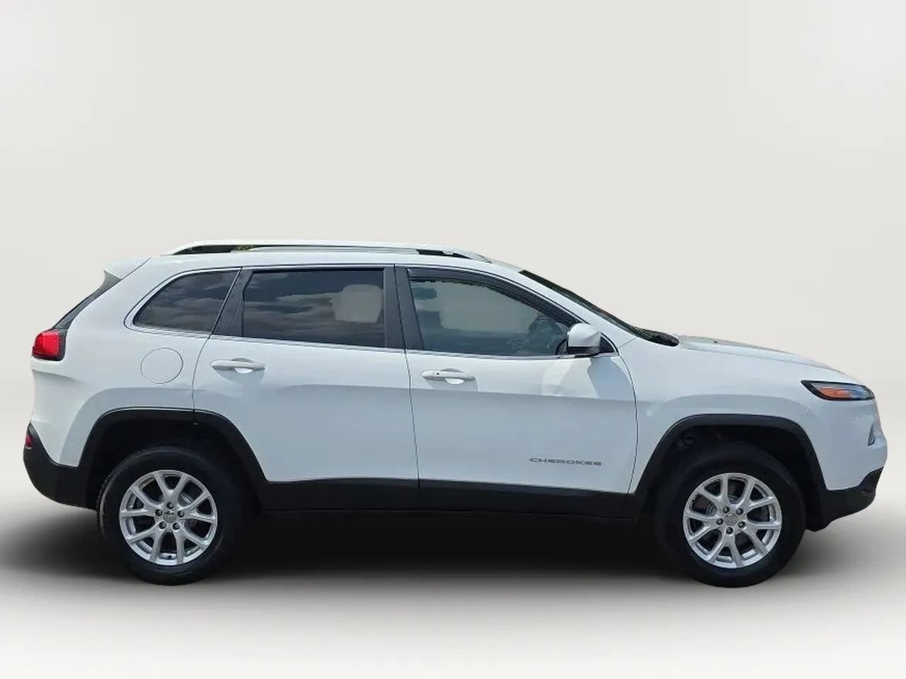Used 2018 Jeep Cherokee Latitude Plus w/ Cold Weather Group AWD/4WD image 9