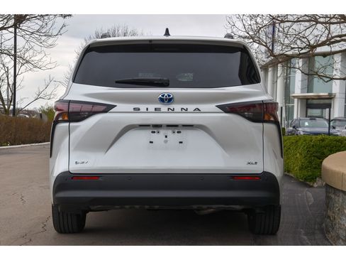 Used 2025 Toyota Sienna XLE w/ XLE Plus Package image 5